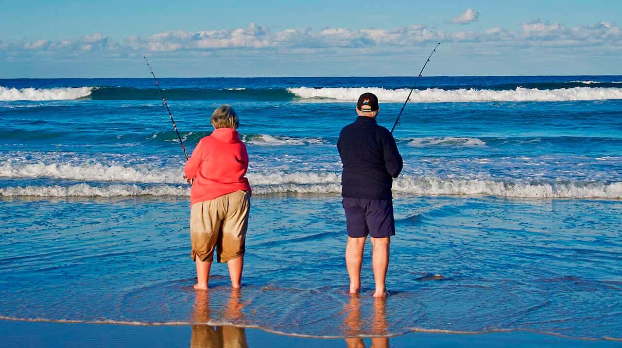 Dois pescadores realizando pesca de praia