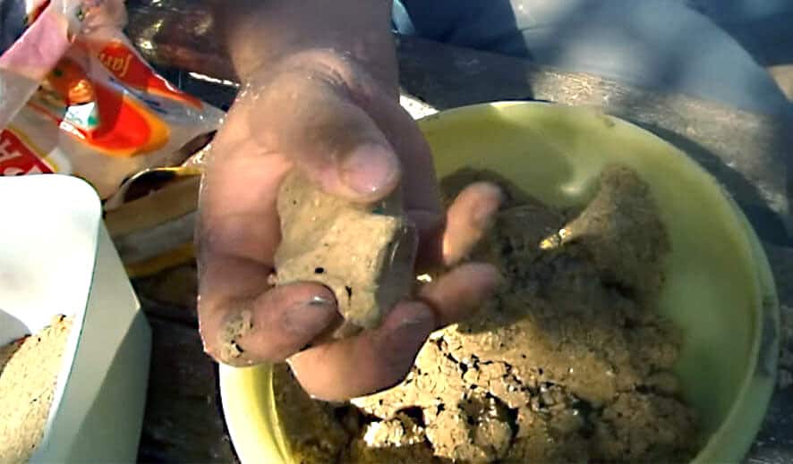 homem fazendo isca natural para tilápias e catfishs