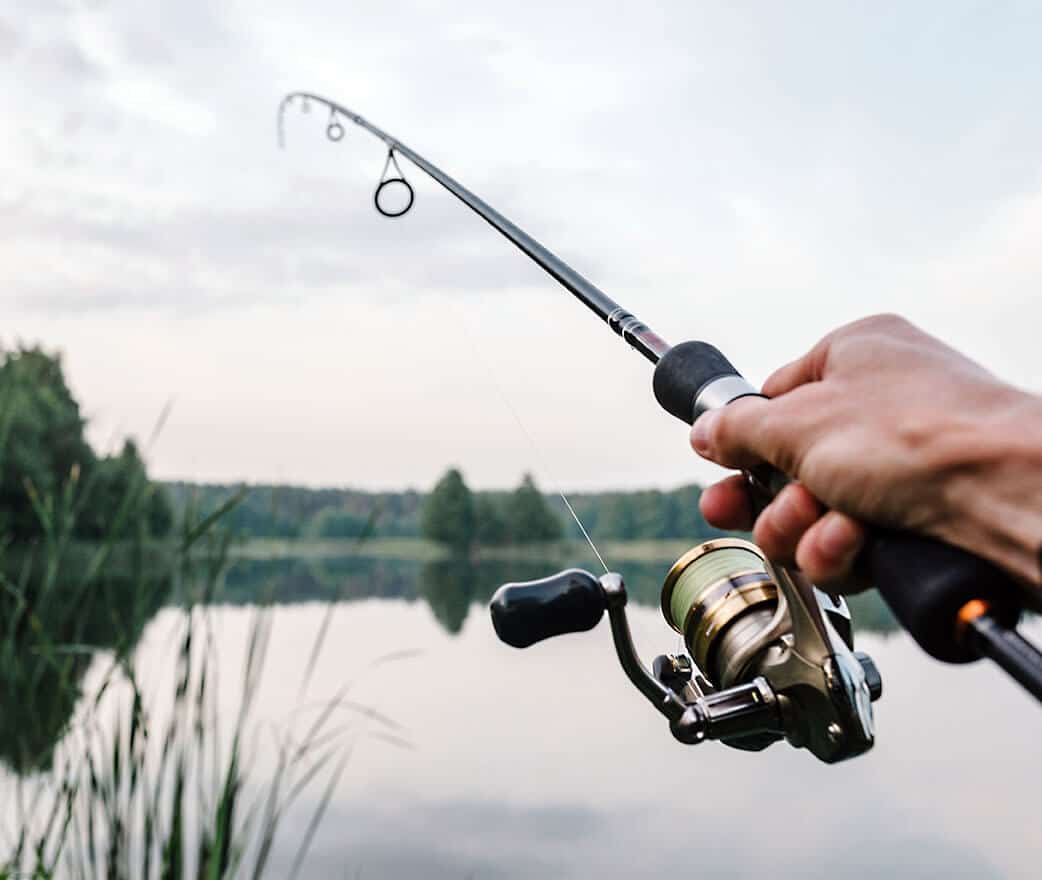 Conheça as melhores iscas, técnicas e horário para pescar Tambaqui 8 pessoa pescando com vara e molinete