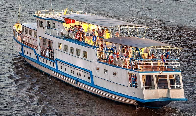 Melhores locais, épocas, hospedagem para uma pescaria no Pantanal 9 barco hotel navegando com vários passageiros