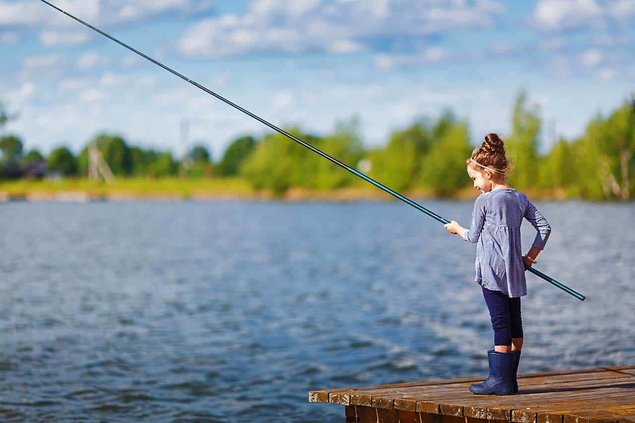 menina pescando com uma vara grande