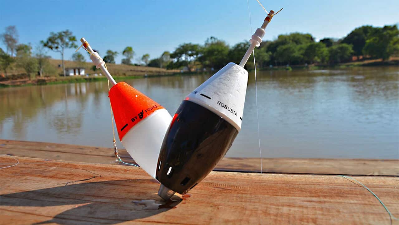 equipamentos para pesca em frente ao lago