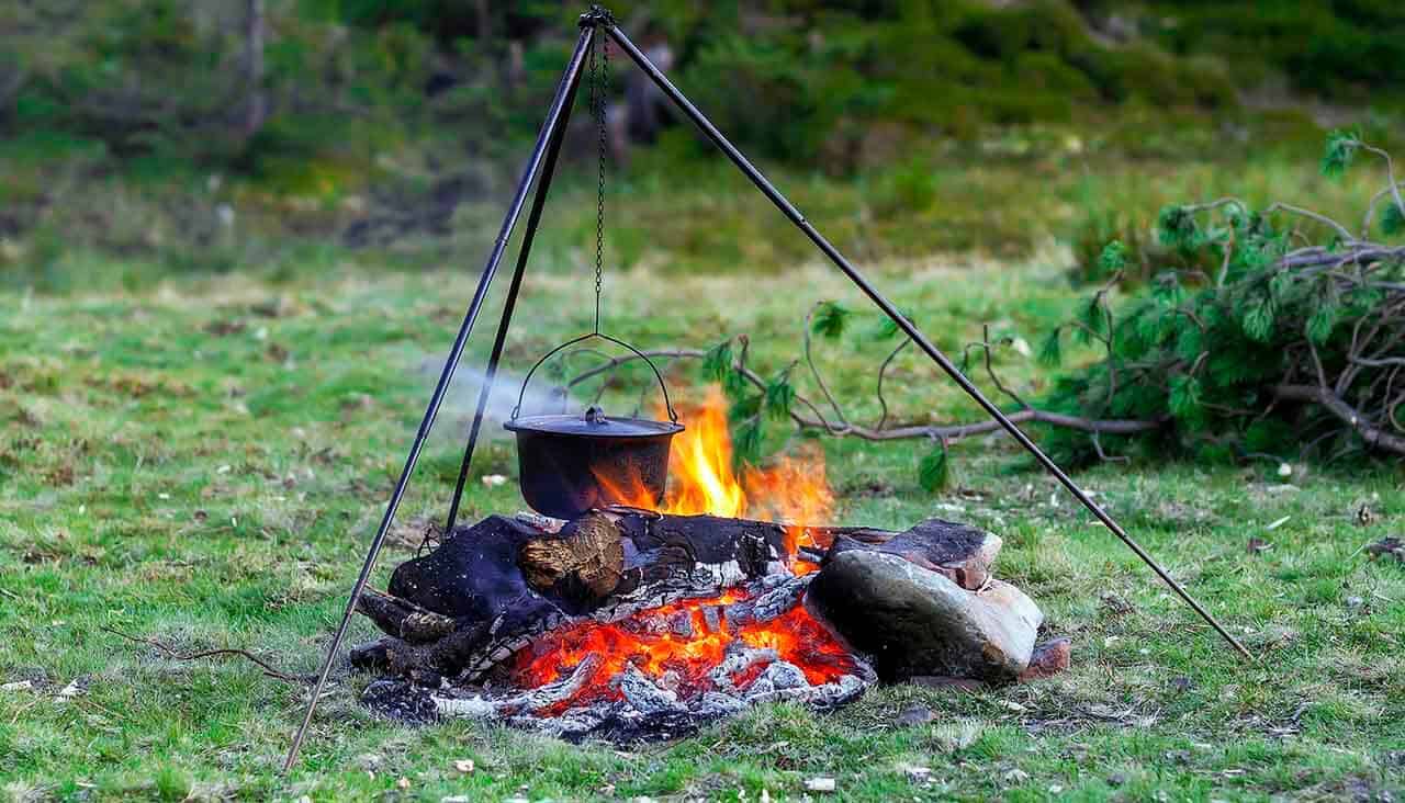 fogueira cozinhando alimento como cozinhar na pescaria e no camping
