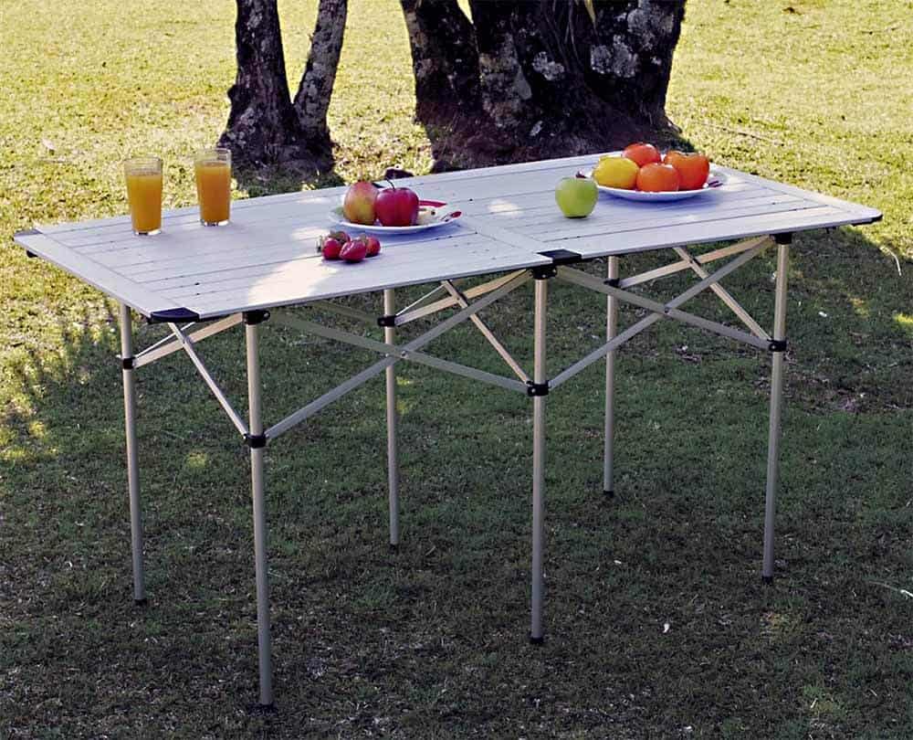 mesa de camping com frutas e sucos em cima