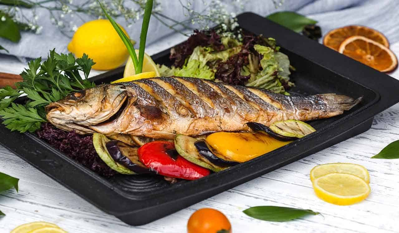 benefícios de comer peixe assado