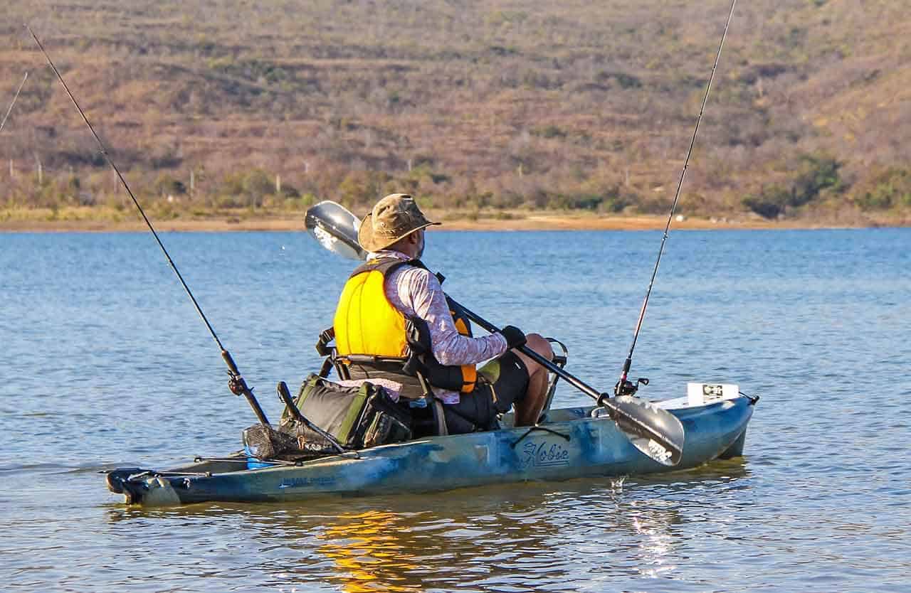 pescador remando no caiaque indo pescar pescador remando no caiaque indo pescar