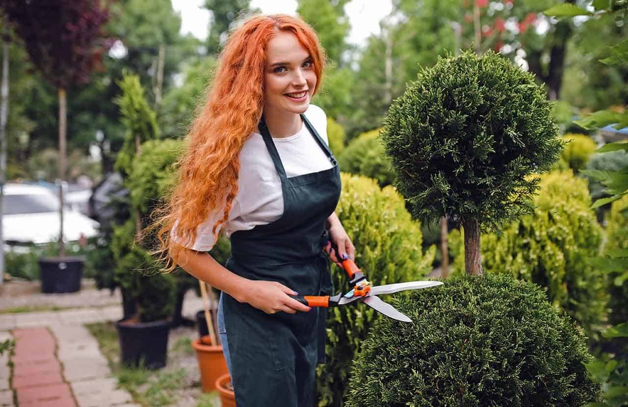 O que é jardinagem, o que faz um serviço, qual objetivo e como iniciar 8 mulher fazendo jardinagem