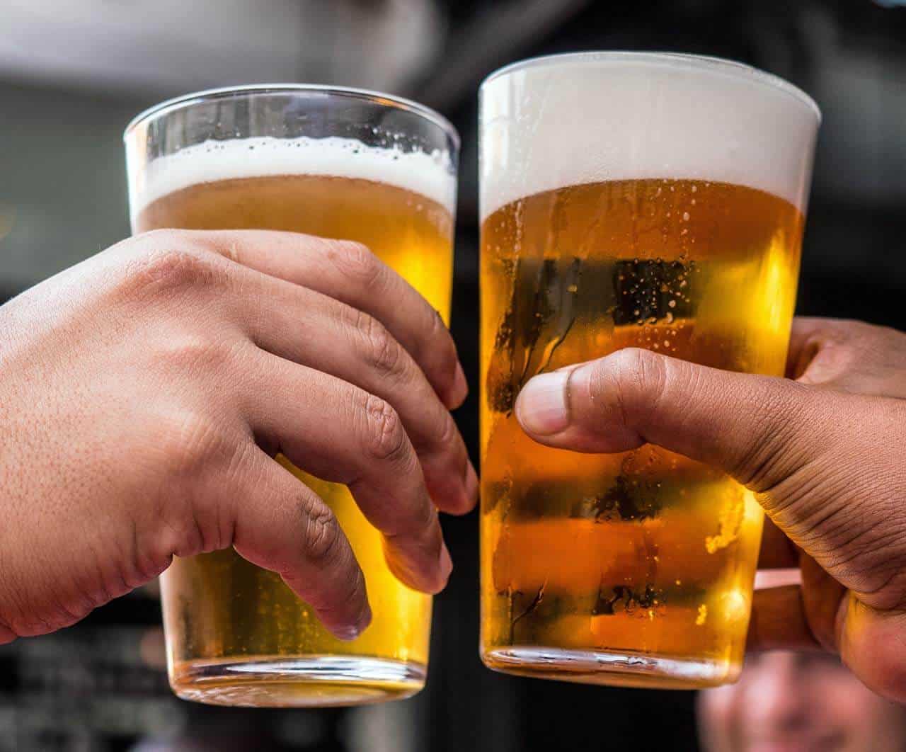 sonhar com outra pessoa bebendo cerveja